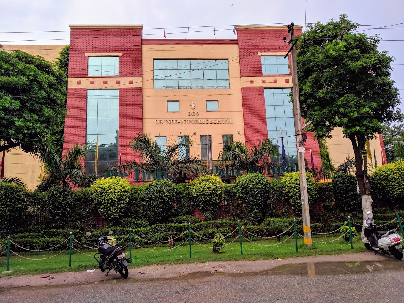 De Indian Public School cover Image